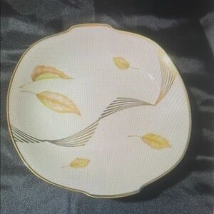 Elegant Leaf Design Dinner Plate